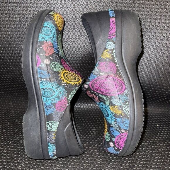 Crocs Dual Comfort Neria Pro II Paisley Print Non Slip Women’s Nurse Clogs Sz 10 - Picture 4 of 7